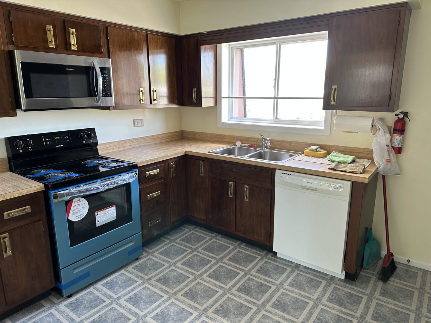 712 Cobblestone Circle, Unit E Glenview, IL 60025 - Photo 9 of 10 a kitchen with a stove sink and microwave