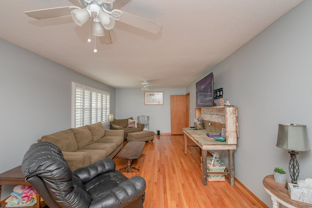 192 Marcia Street Williston, SC 29853 - Photo 5 of 32