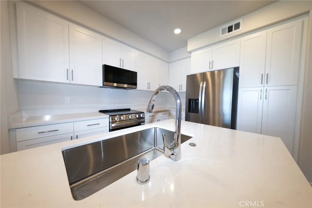 9561 Hannah Way Riverside, CA 92504 - Photo 3 of 30 Gallery Image 3
