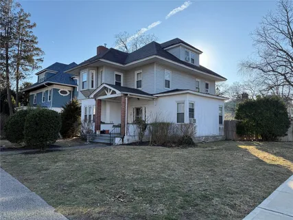 a view of a house with a yard