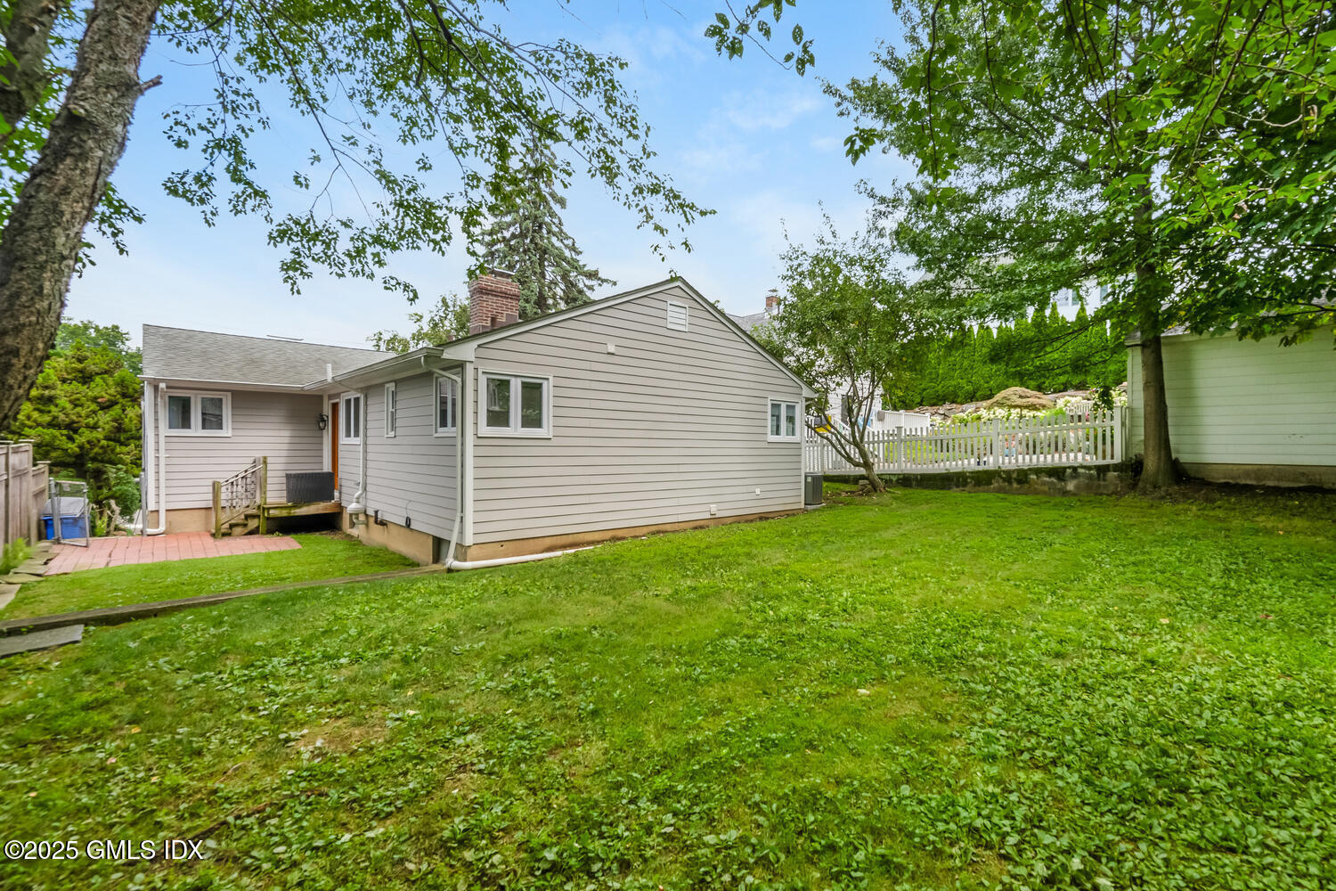 19 High Street Greenwich, CT 06830 - Photo 21 of 25 a view of a backyard with plants and large tree