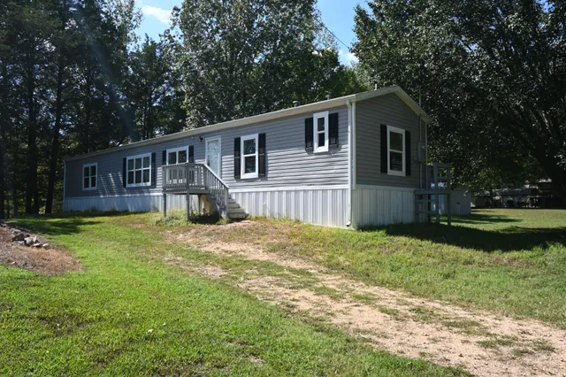 a view of a house with backyard and garden