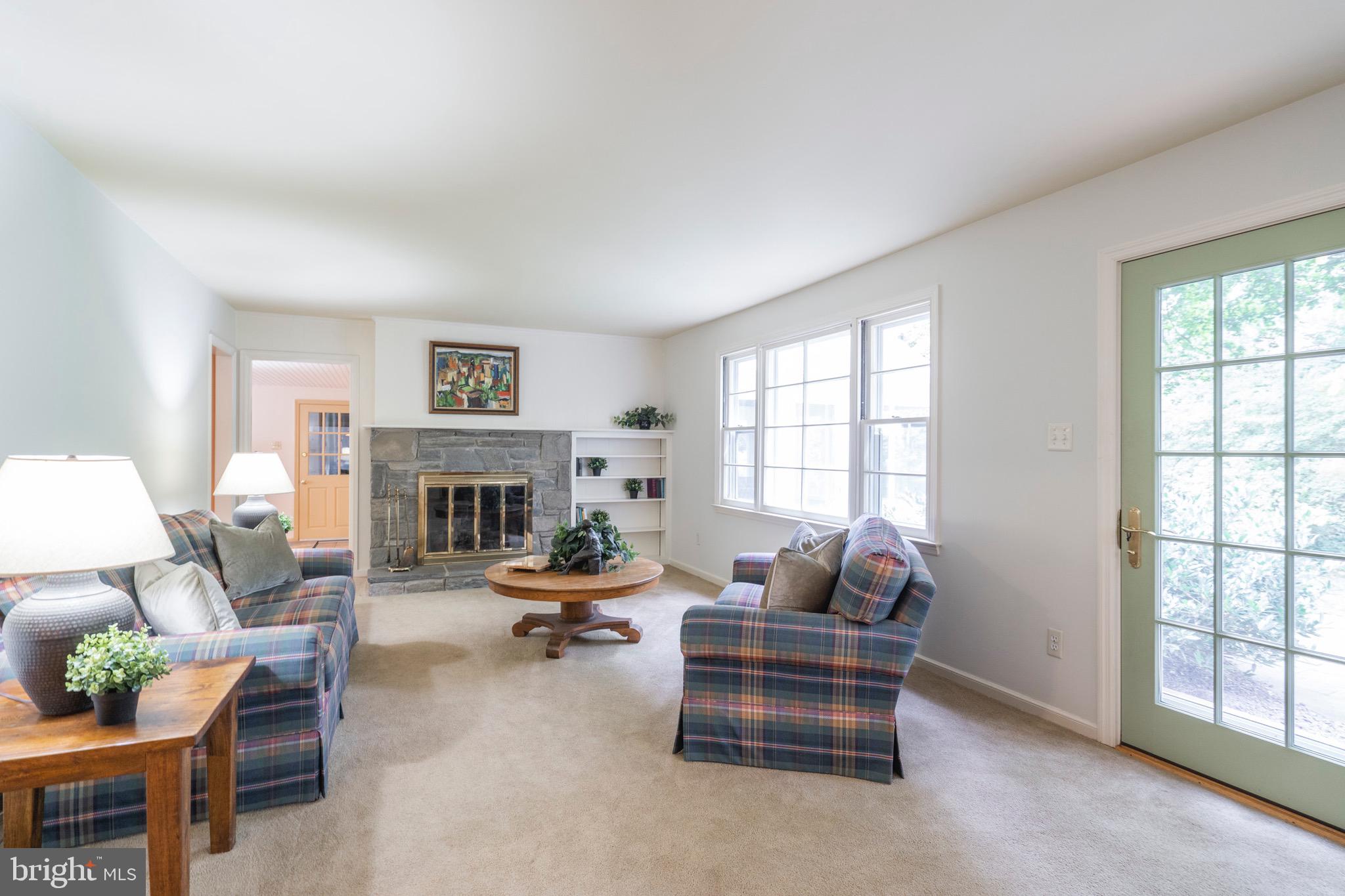 651 Knox Road Wayne, PA 19087 - Photo 15 of 59 Living room - Fireplace & built-ins
