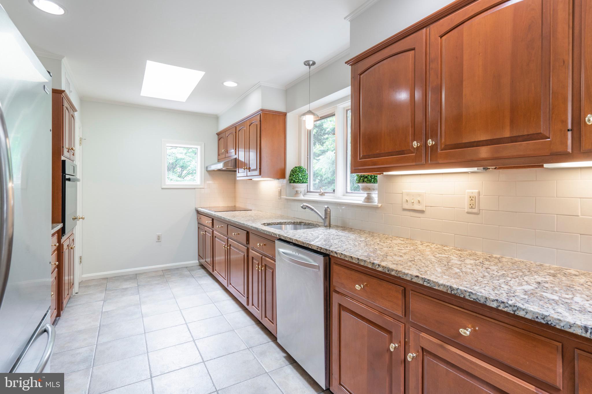 651 Knox Road Wayne, PA 19087 - Photo 5 of 59 Galley kitchen - granite countertops