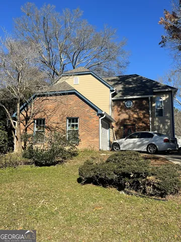 a view of a house with a yard