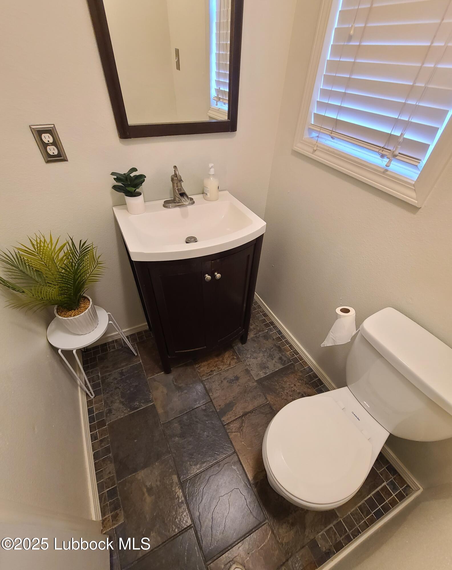 2808 3rd Street Lubbock, TX 79415 - Photo 17 of 23 Bathroom 2