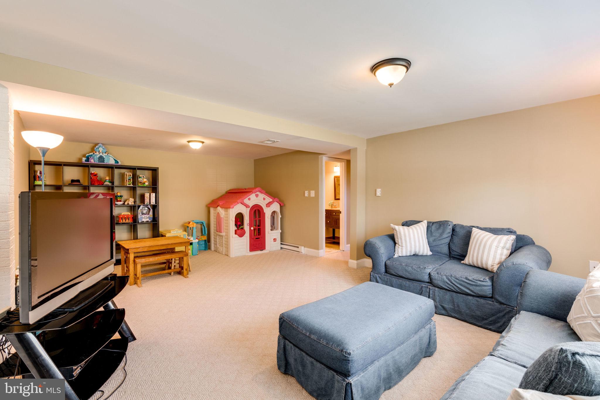 13638 Kingsman Road Woodbridge, VA 22193 - Photo 33 of 40 Family Room