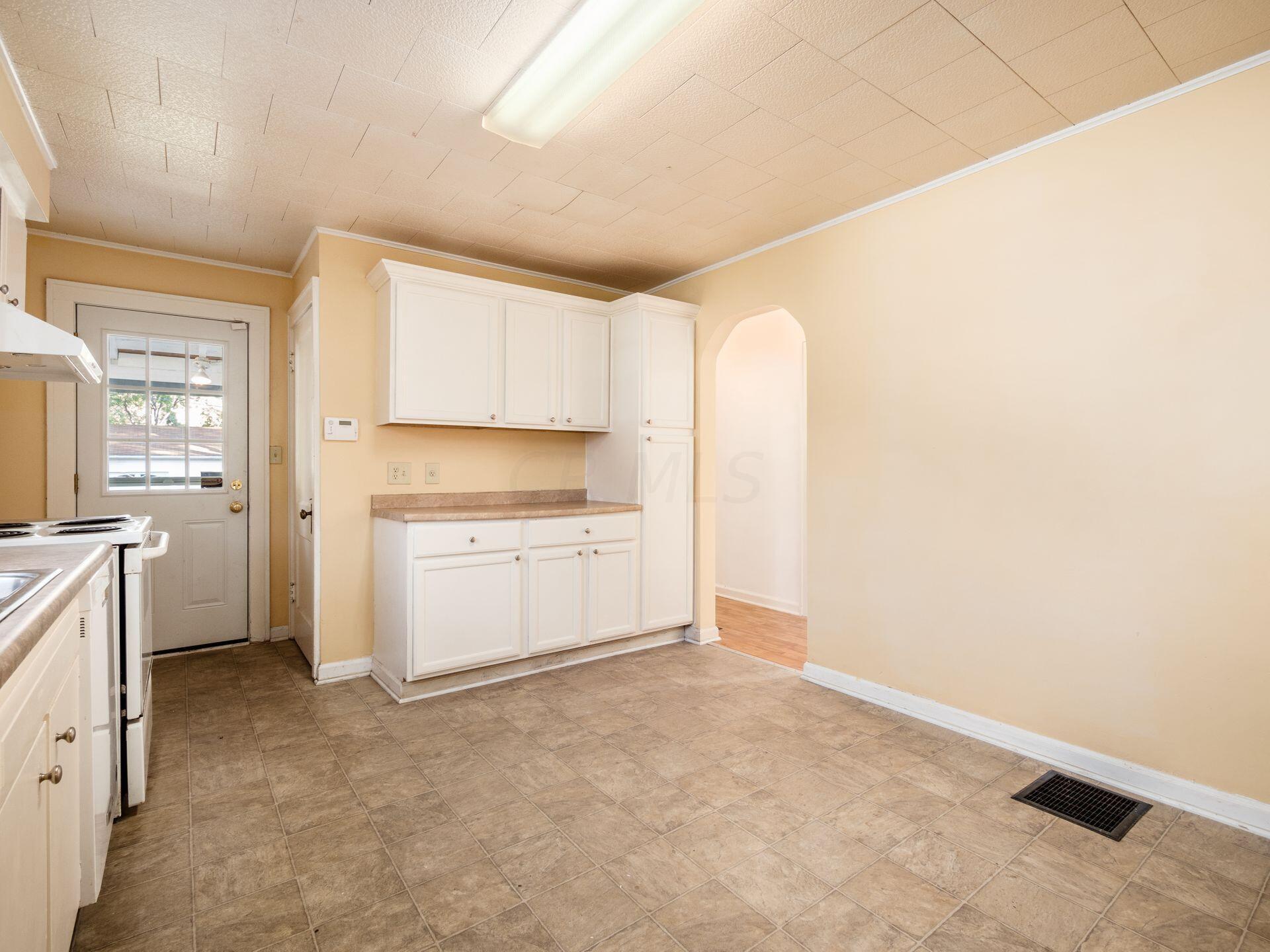 2596 Zollinger Road Columbus, OH 43221 - Photo 14 of 32 014_989d_i 2596 Zollinger 019