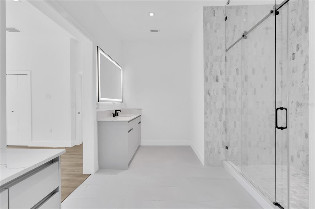 436 East 7th Avenue Windermere, FL 34786 - Photo 19 of 29 a bathroom with a bathtub sink and mirror