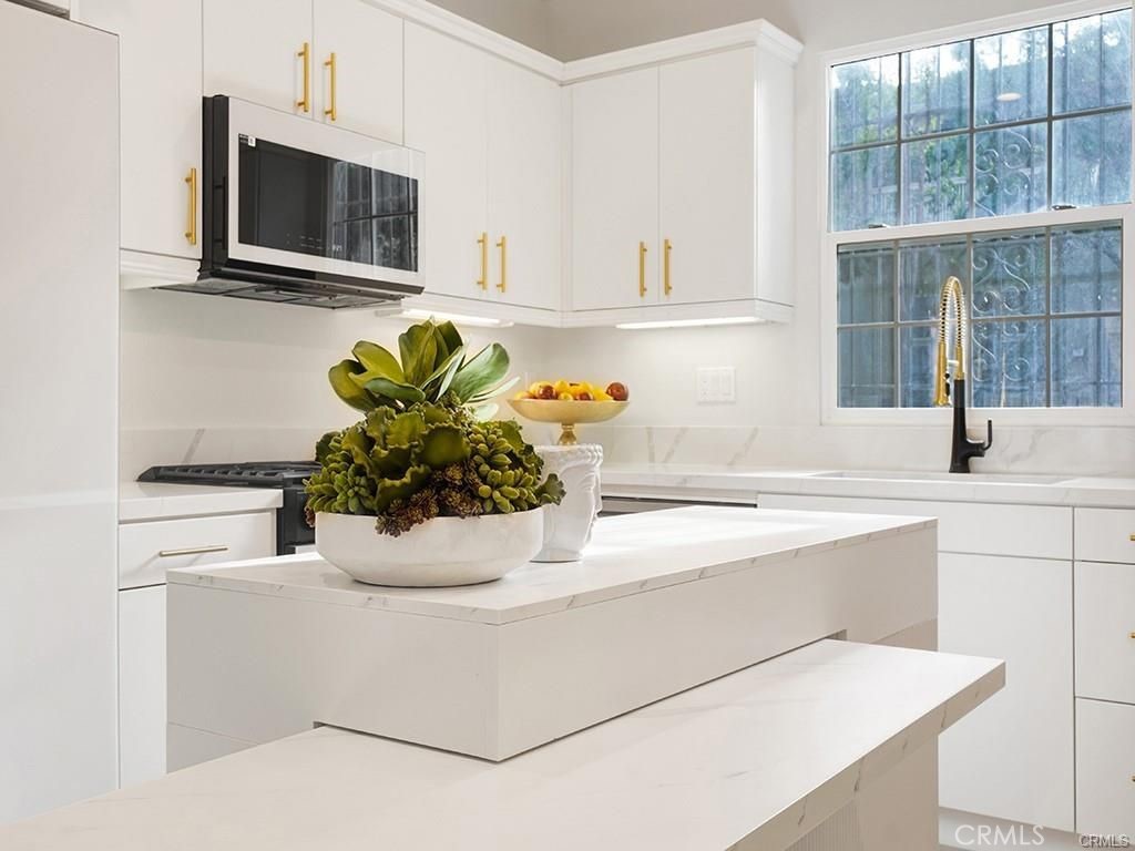 79 Modesto, Unit 96 Irvine, CA 92602 - Photo 17 of 35 Flowing Kitchen