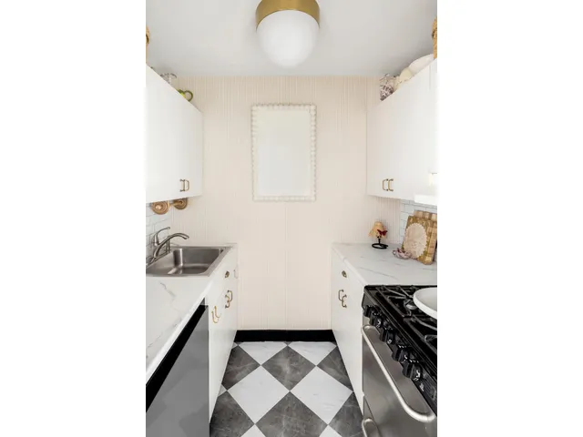 $535,000 | 101 West 12th Street, Unit 12E | West Village