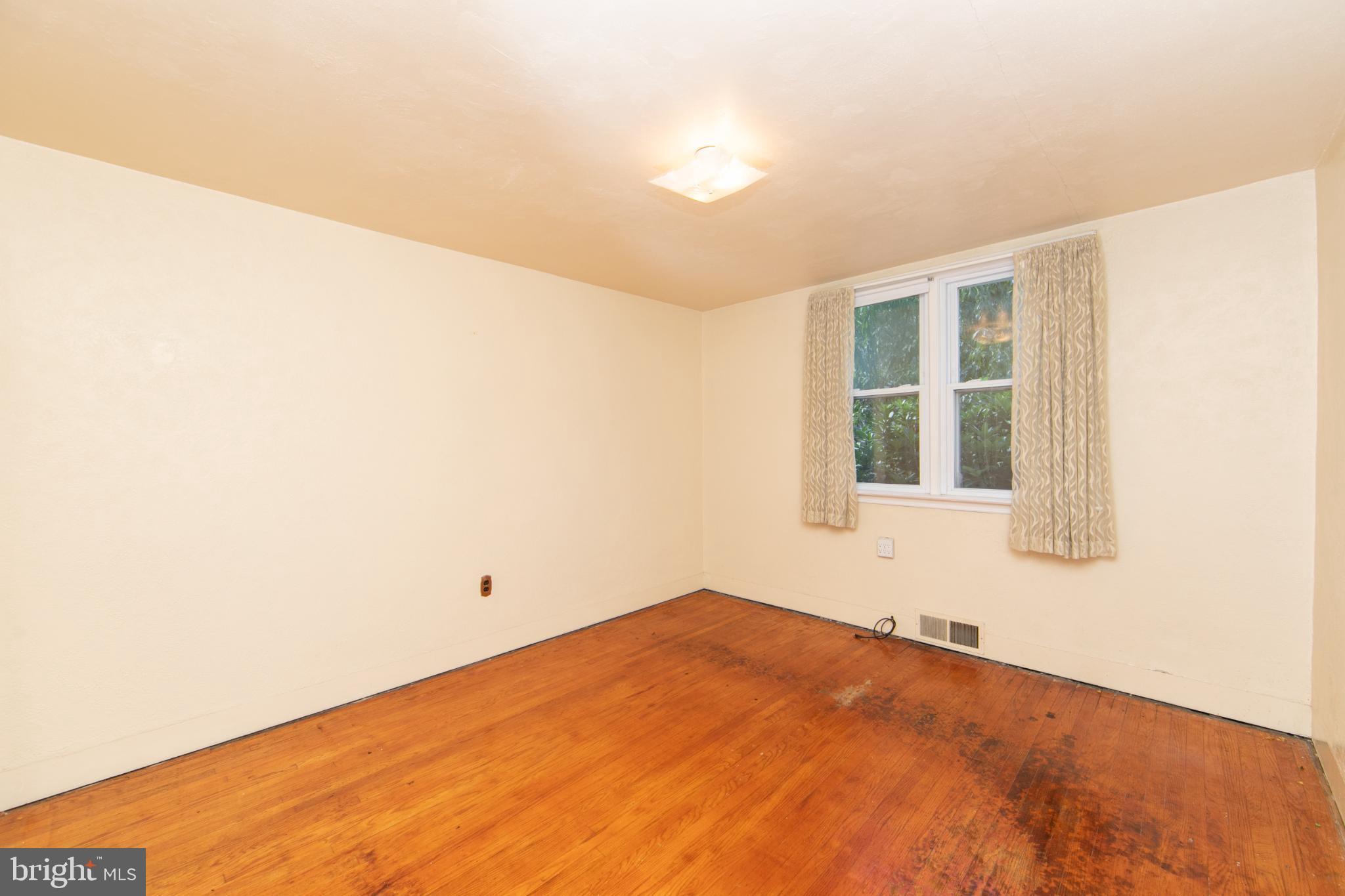 449 Hawarden Road Springfield, PA 19064 - Photo 27 of 60 Spacious room with natural light and charm.