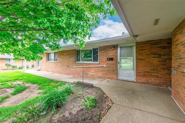 $135,000 | 21834 River Oaks Drive, Unit E2, Rocky River, OH 44116
