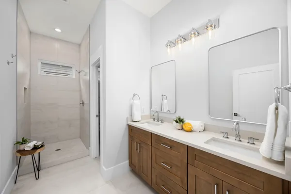 $2,700 | 122 East 31st 1/2 Street, Houston, TX 77018