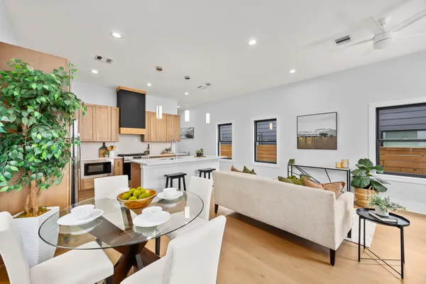 $2,700 | 122 East 31st 1/2 Street, Houston, TX 77018