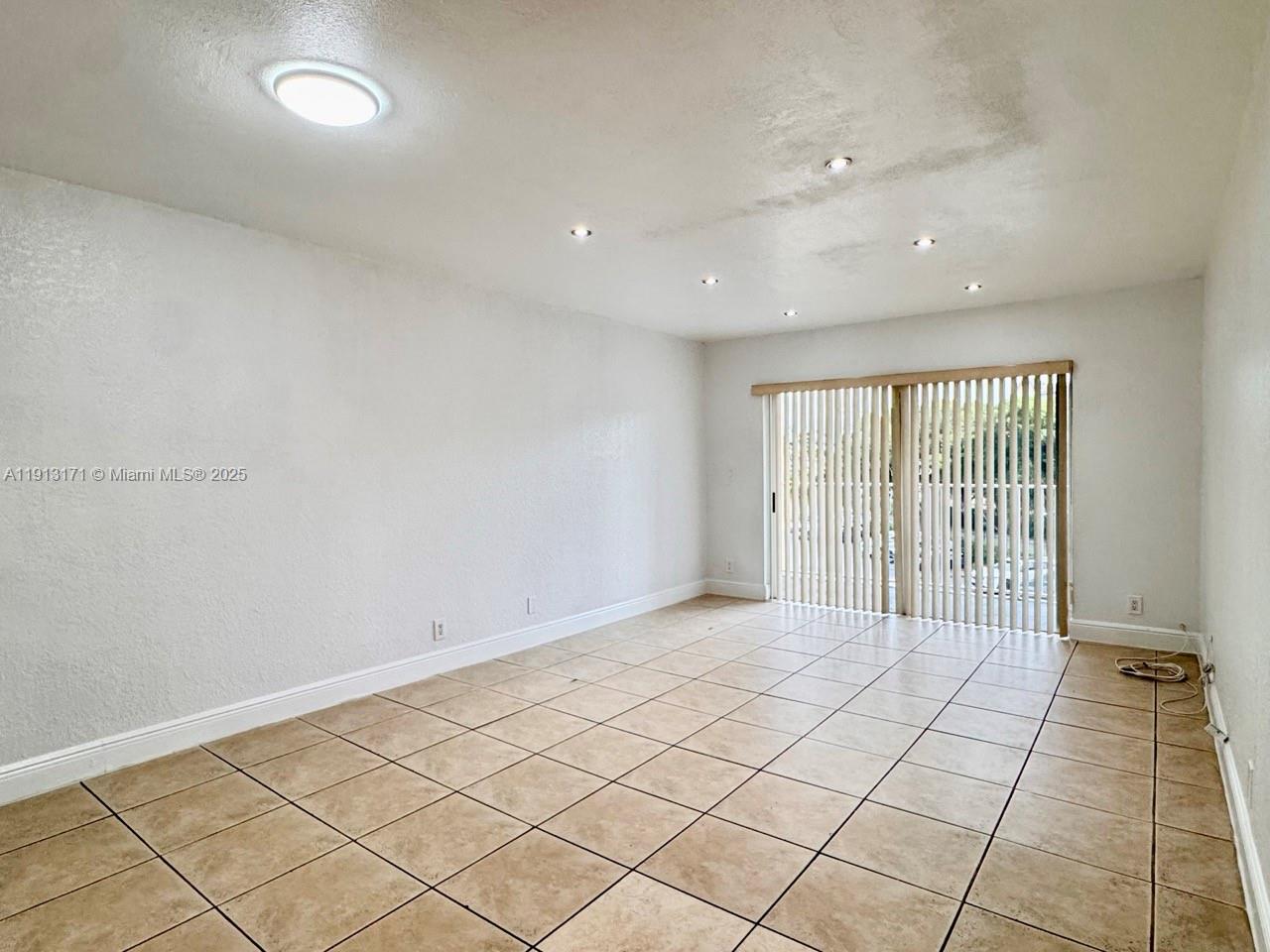 5201 Geneva Court, Unit 307 Doral, FL 33166 - Photo 5 of 19 a view of an empty room and window