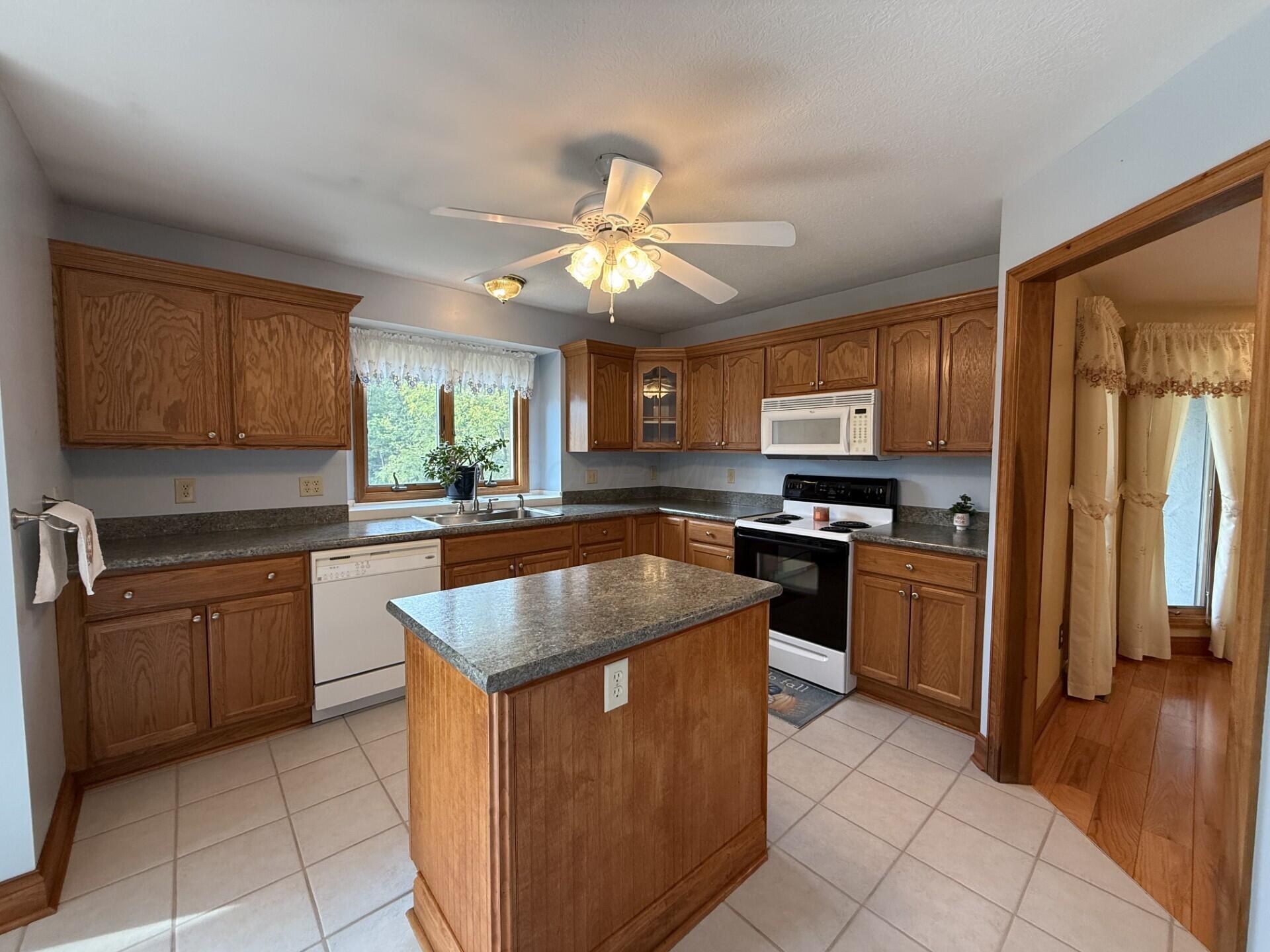 4760 Hopewell Church Road Southwest Lancaster, OH 43130 - Photo 10 of 39 Kitchen View