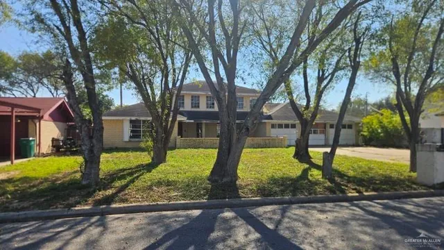 a view of a yard with a house