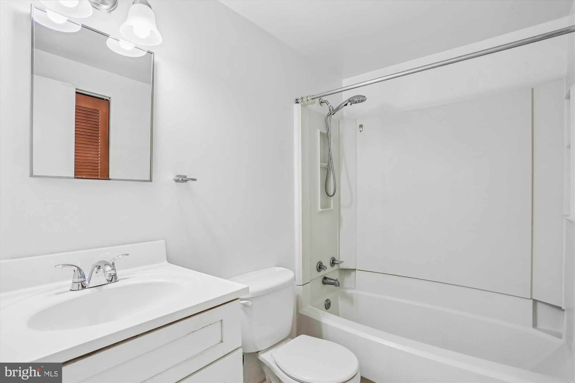 18801 Nathans Place Gaithersburg, MD 20886 - Photo 20 of 60 a bathroom with a sink toilet tub and shower