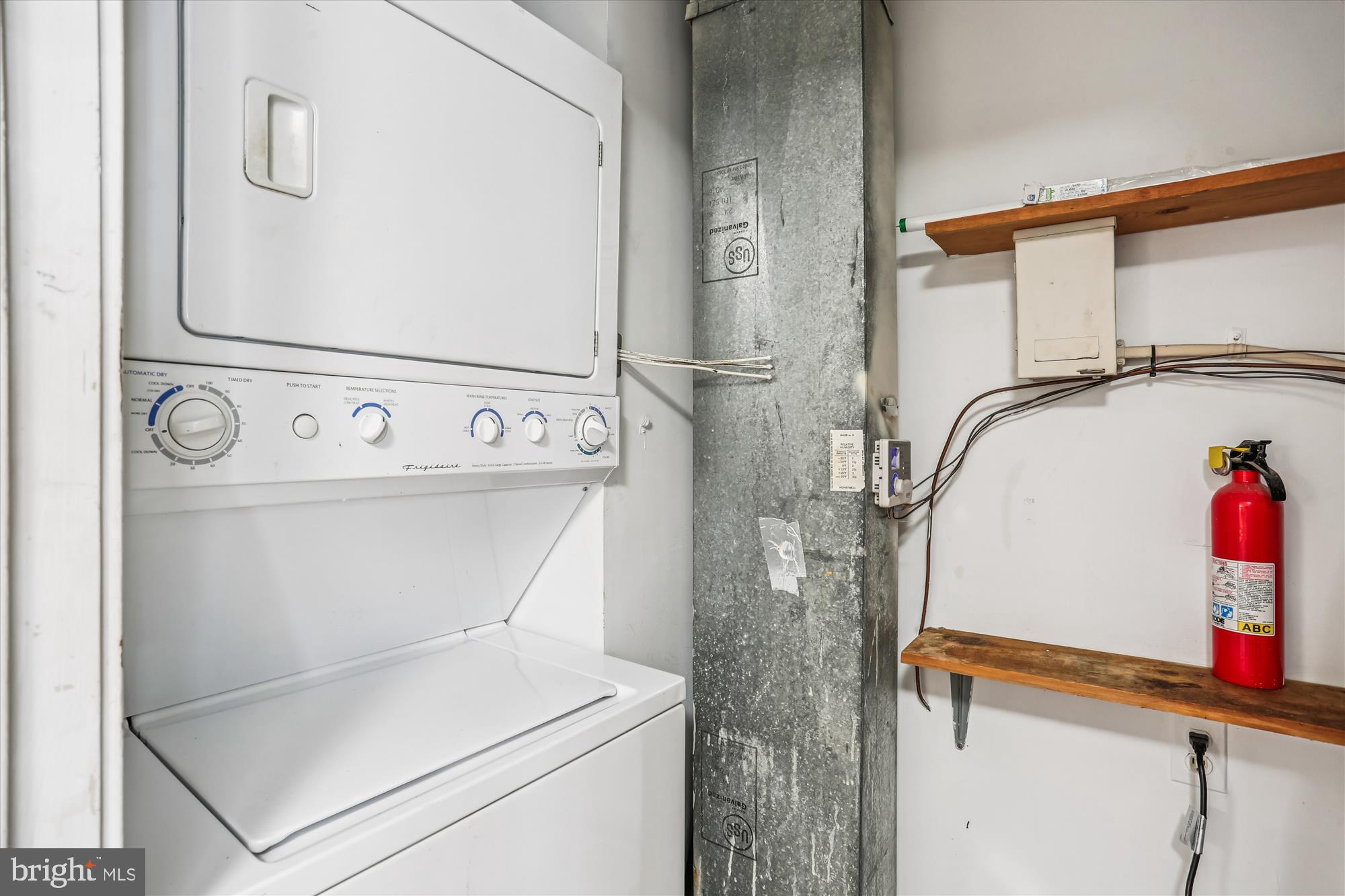 18801 Nathans Place Gaithersburg, MD 20886 - Photo 21 of 60 a utility room with dryer and washer