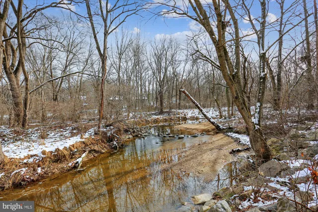 a view of houses with sky view