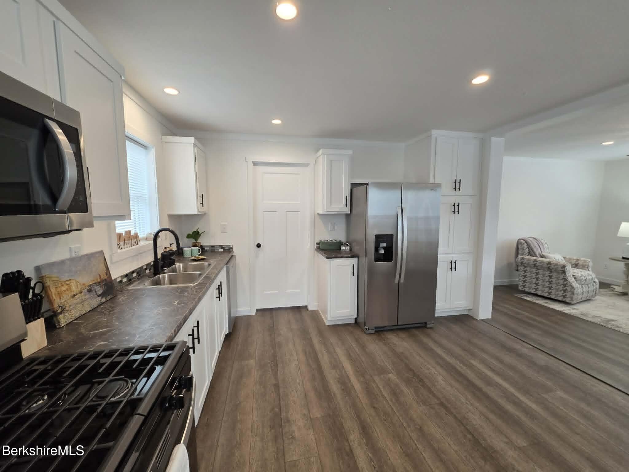 395 Cheshire Road, Unit 113 Pittsfield, MA 01201 - Photo 4 of 20 Kitchen