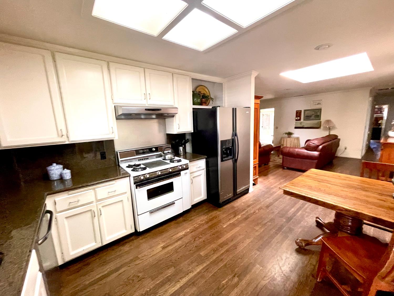 2052 Del Rio Drive Stockton, CA 95204 - Photo 4 of 28