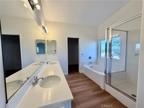 a en suite spacious bathroom with a double vanity sink and a mirror