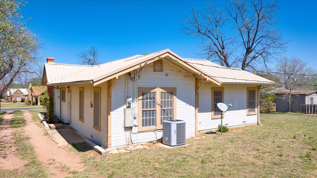 205 East Rainey Street Mason, TX 76856 - Photo 34 of 37 a front view of a house with a yard