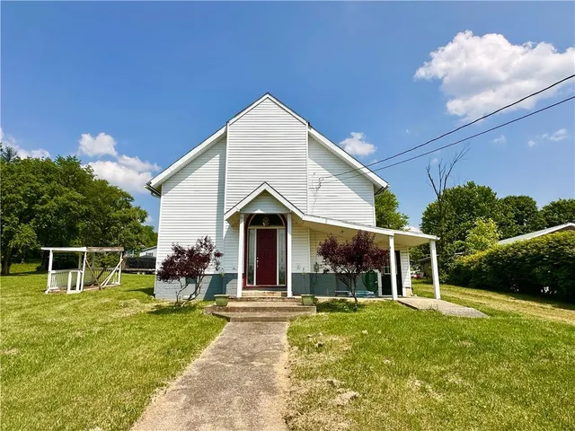 a view of a house with backyard and porch