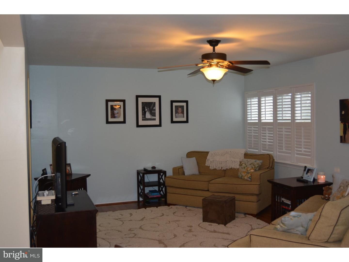 8 Farnwood Road Mount Laurel, NJ 08054 - Photo 3 of 21 Living Room