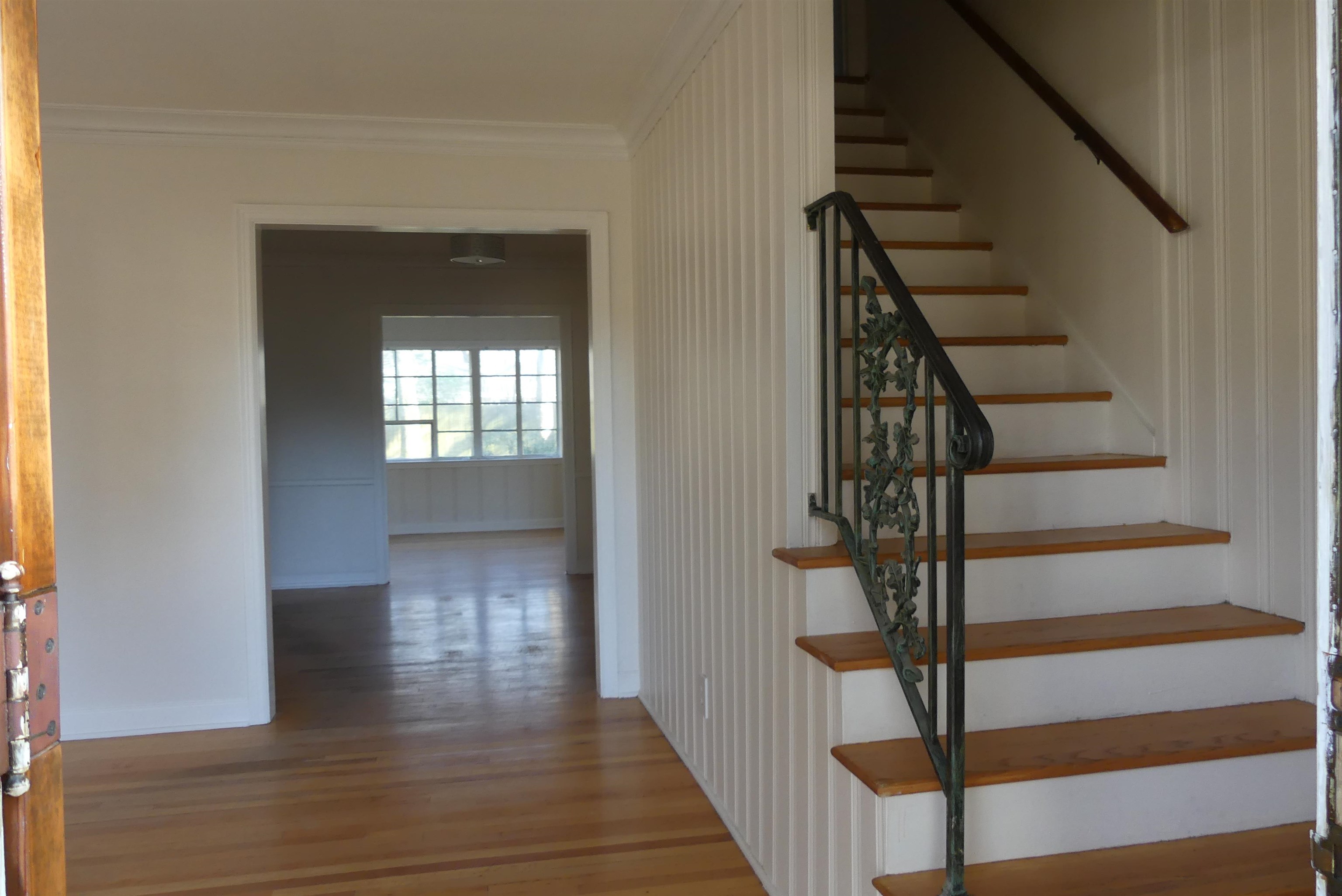 1024 Marcia Road Memphis, TN 38117 - Photo 3 of 19 Front door opens to Livingroom left and Staircase to the right