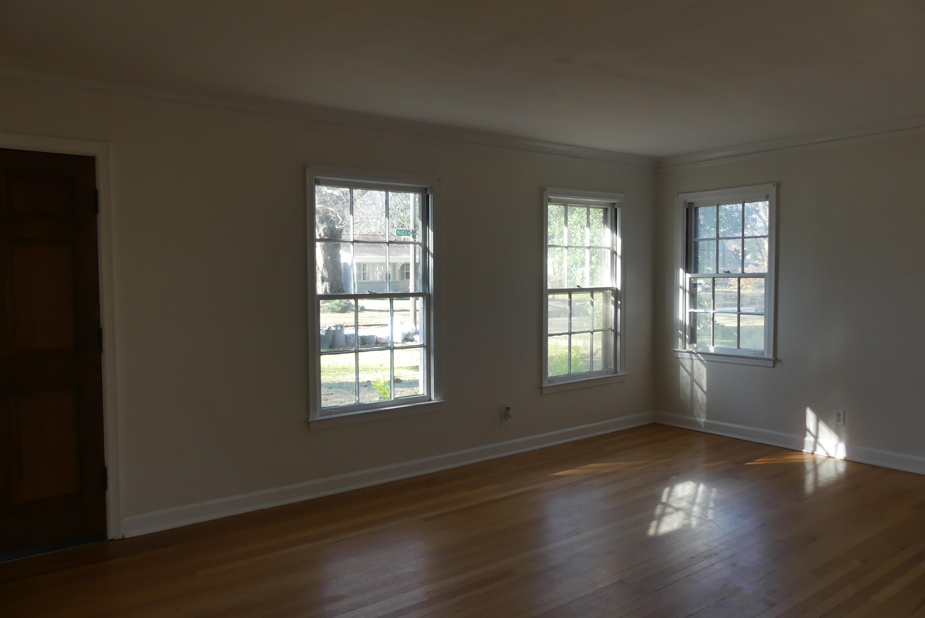 1024 Marcia Road Memphis, TN 38117 - Photo 4 of 19 Spacious 12x19 Living Room with large windows