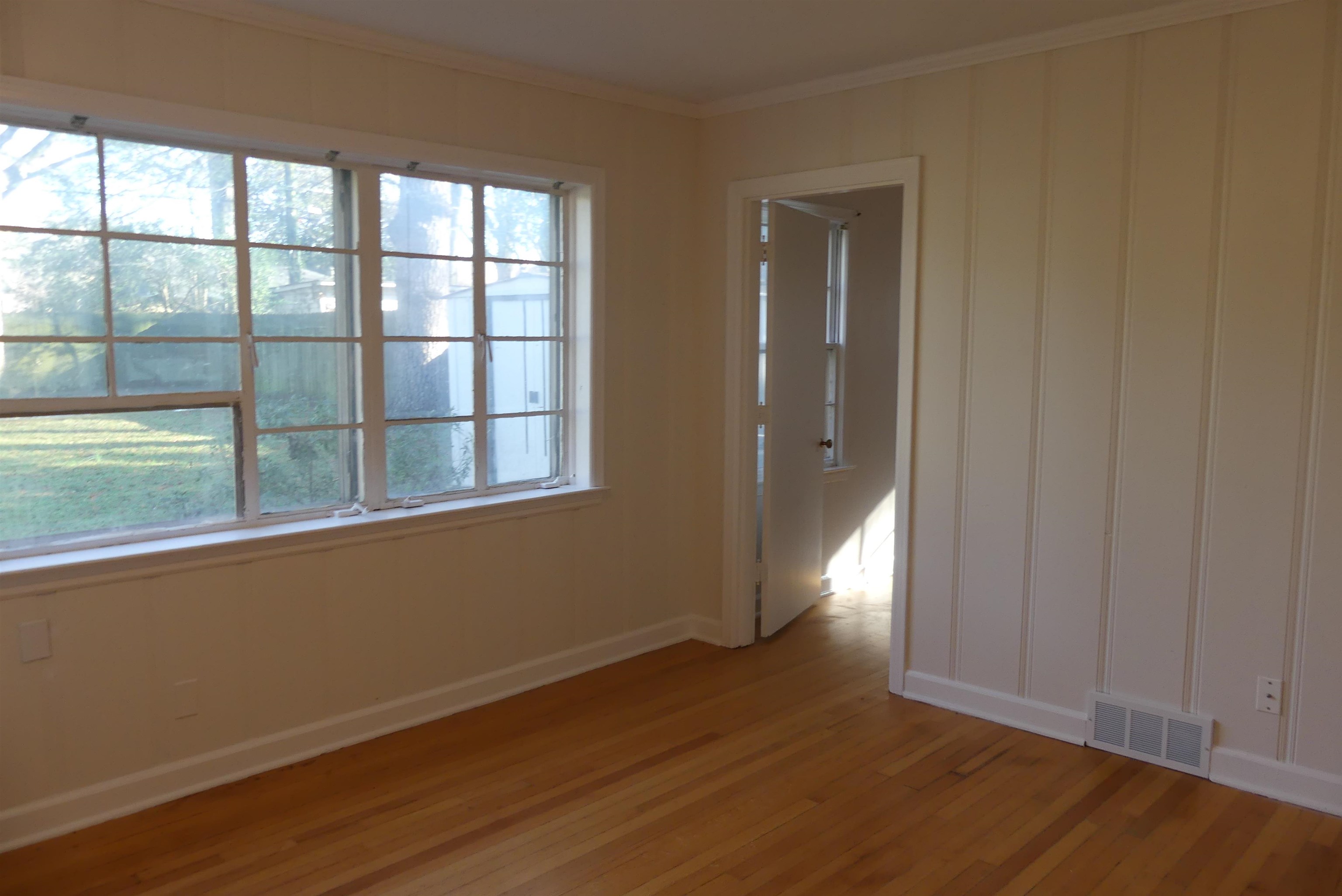 1024 Marcia Road Memphis, TN 38117 - Photo 8 of 19 Cozy Sunroom at the back of the house with views of the back yard