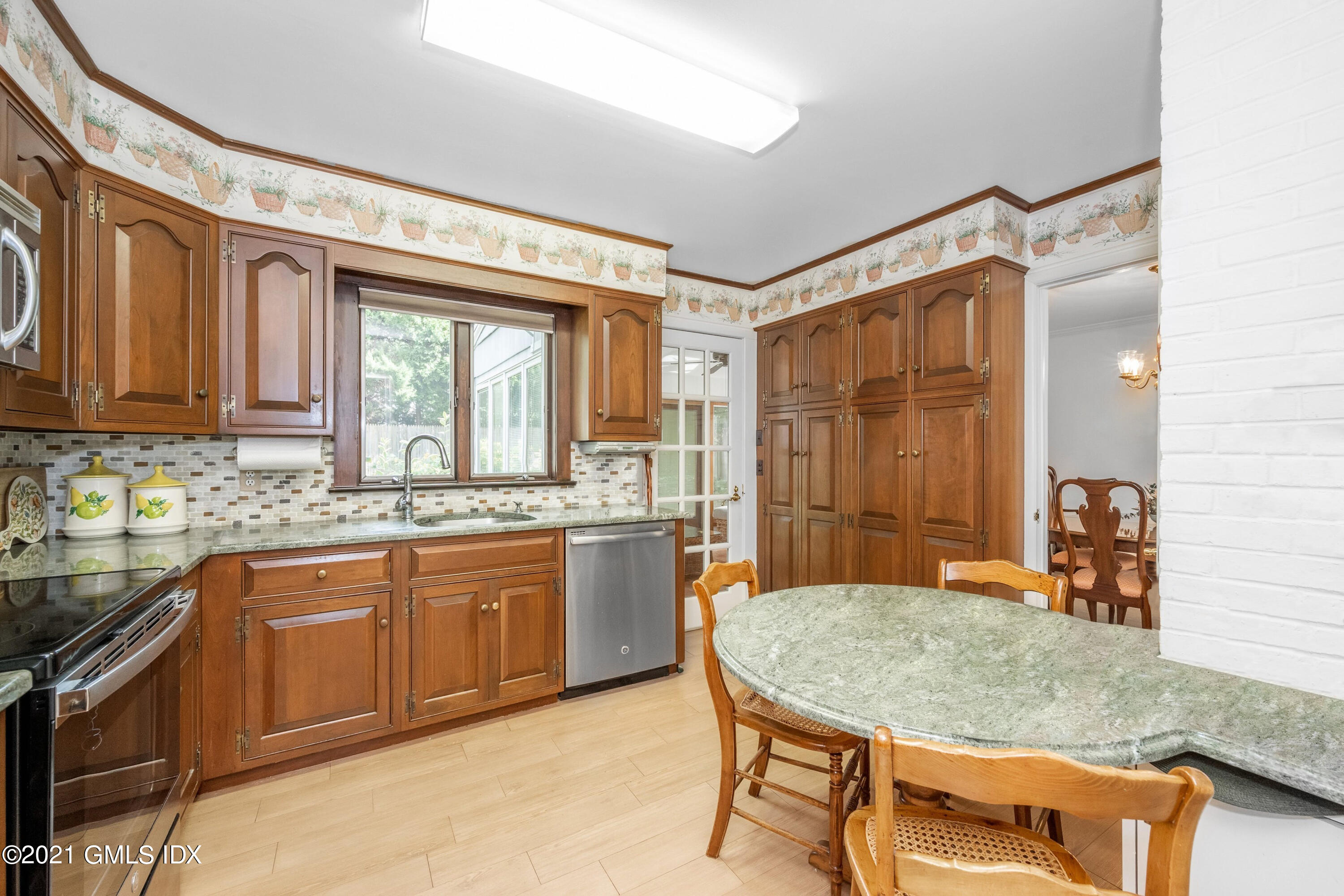 18 Glen Road Greenwich, CT 06830 - Photo 8 of 21 010-396598-210922_144_10721418 (1)