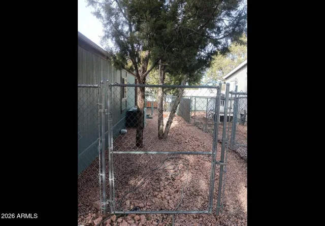 a view of a back yard