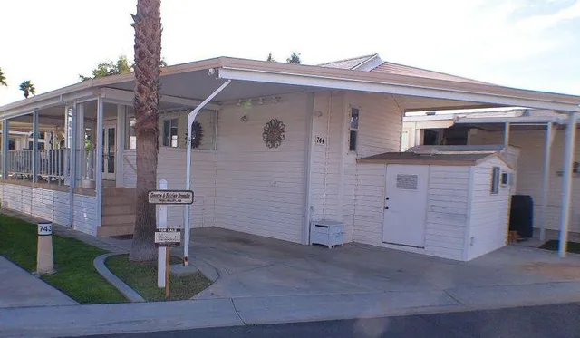 a view of a livingroom with furniture