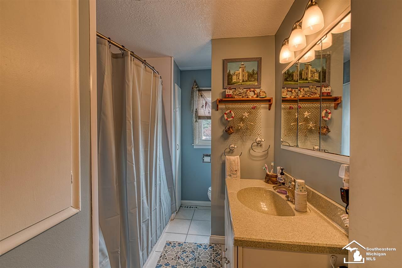 1585 East Valley Road Adrian, MI 49221 - Photo 16 of 25 31382983-15.JPG