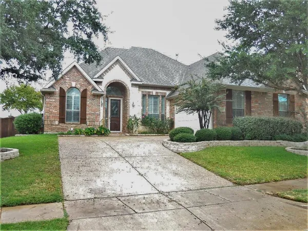 a view of a yard in front of house