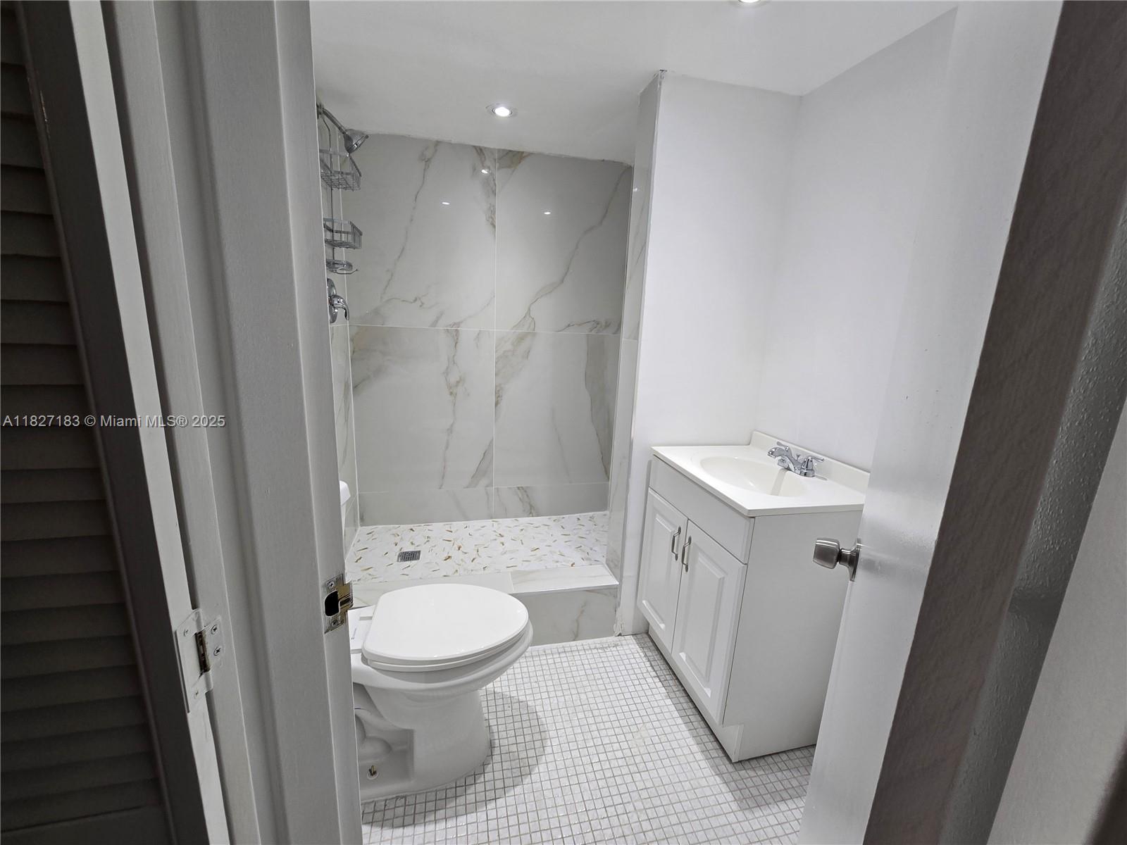 999 Brickell Bay Drive, Unit 1908 Miami, FL 33131 - Photo 15 of 38 Second Bathroom