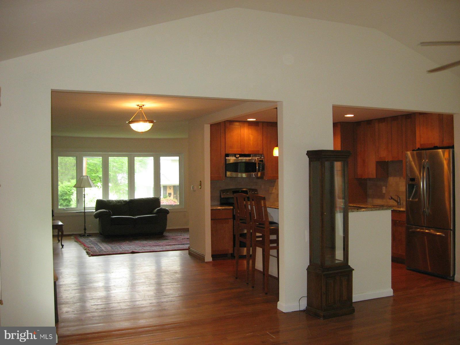 11804 Smoketree Road Potomac, MD 20854 - Photo 10 of 24 Living Room