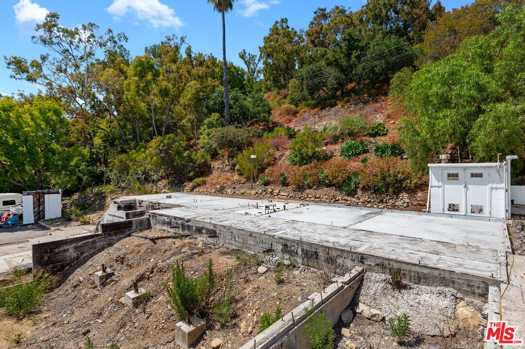 1322 Dover Road Santa Barbara, CA 93103 - Photo 15 of 19 a view of a backyard with wooden fence