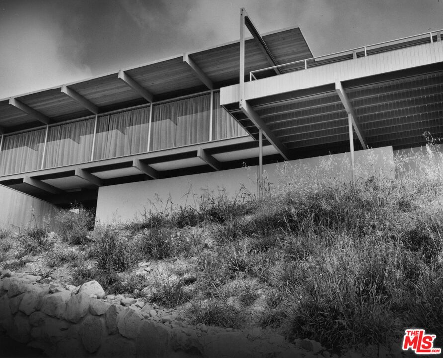 1322 Dover Road Santa Barbara, CA 93103 - Photo 19 of 19 a view of a backyard of a house