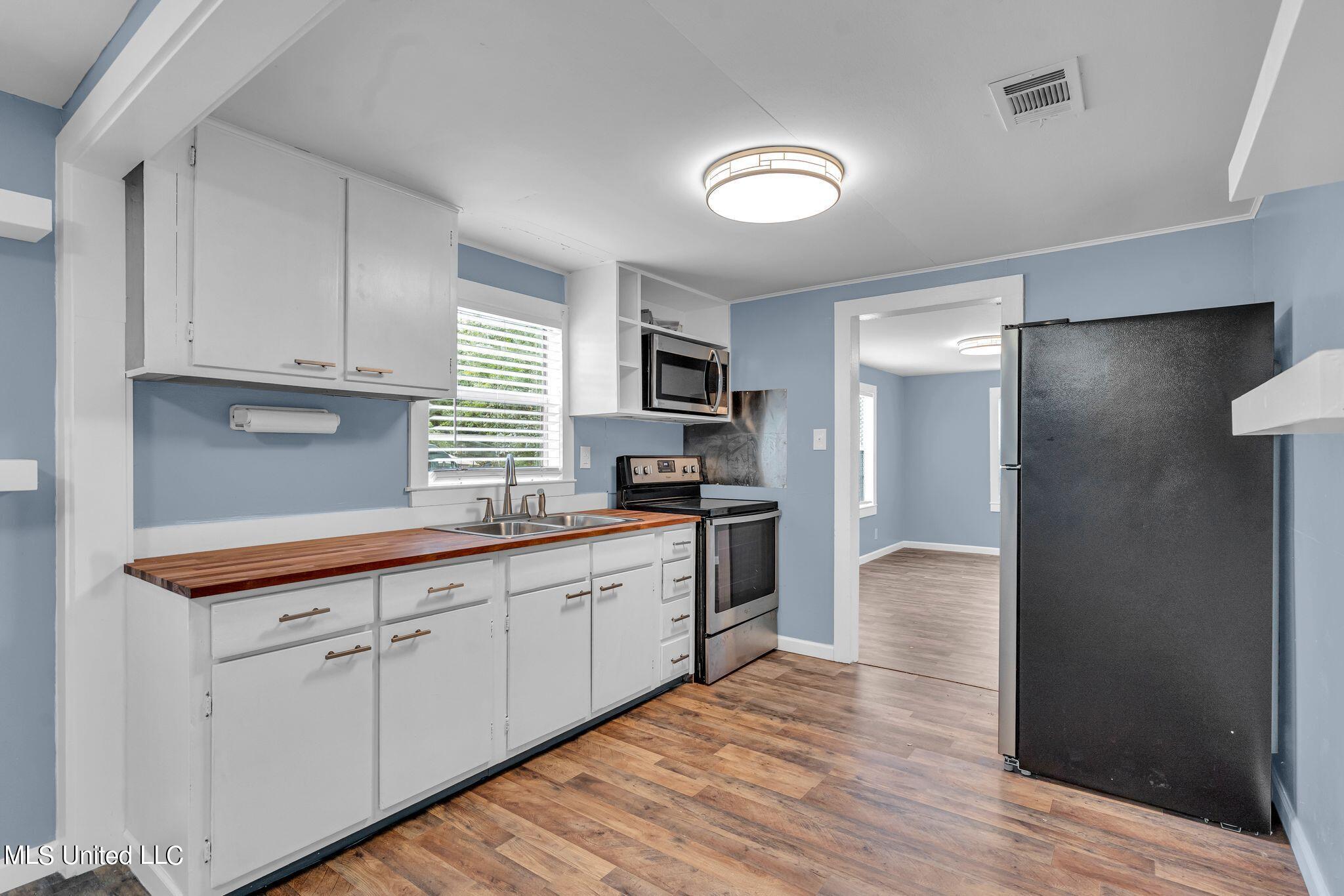 3931 Johnson Street Moss Point, MS 39563 - Photo 8 of 23 DSC01758