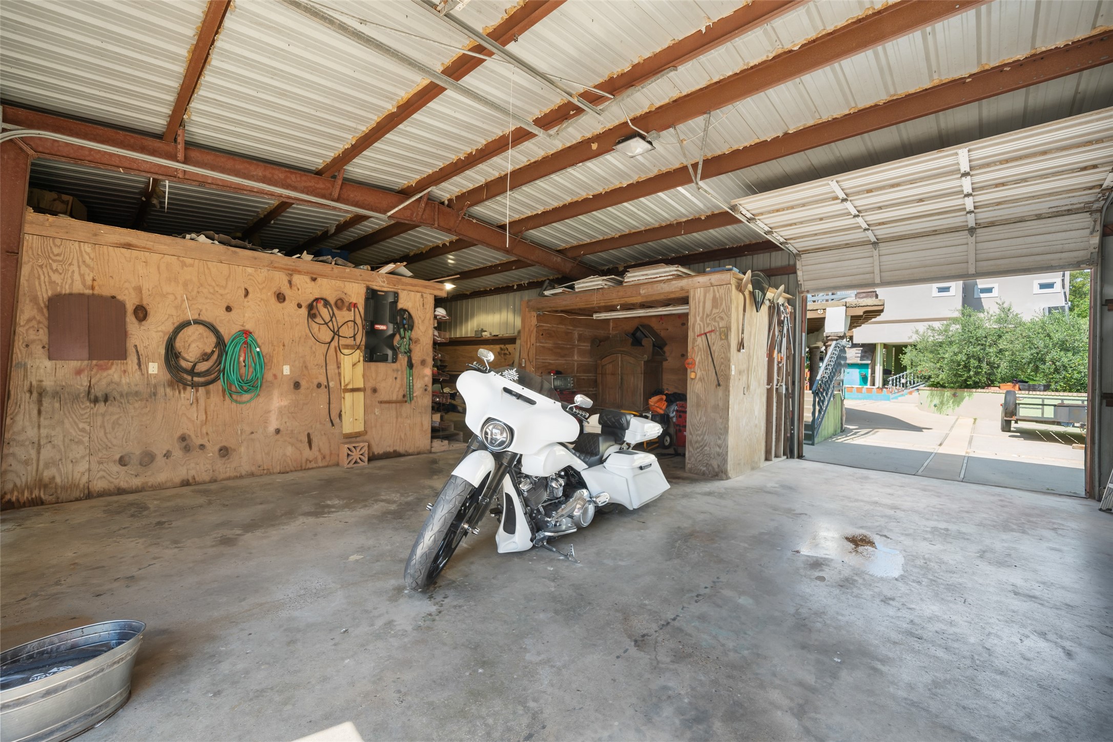 614 Pine Gully Road Seabrook, TX 77586 - Photo 39 of 49 a view of a room with gym equipment