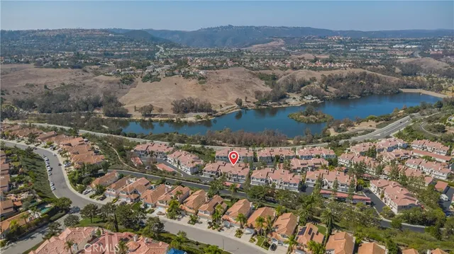 an aerial view of residential house and lake view