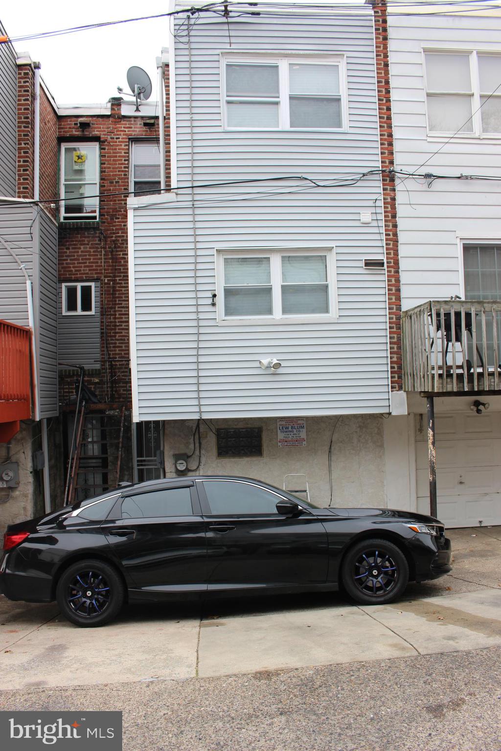 1051 Flanders Road Philadelphia, PA 19151 - Photo 24 of 25 Driveway