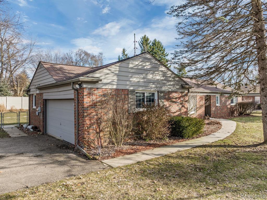 1062 North Adams Road Rochester, MI 48306 - Photo 7 of 28