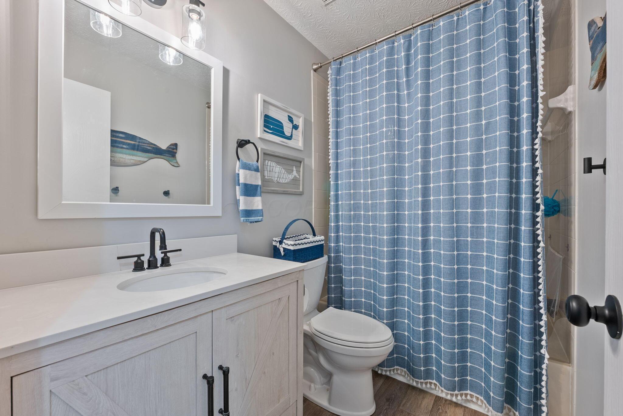 441 Barrington Ridge Pataskala, OH 43062 - Photo 25 of 64 2nd Floor Renovated Hall Bath.
