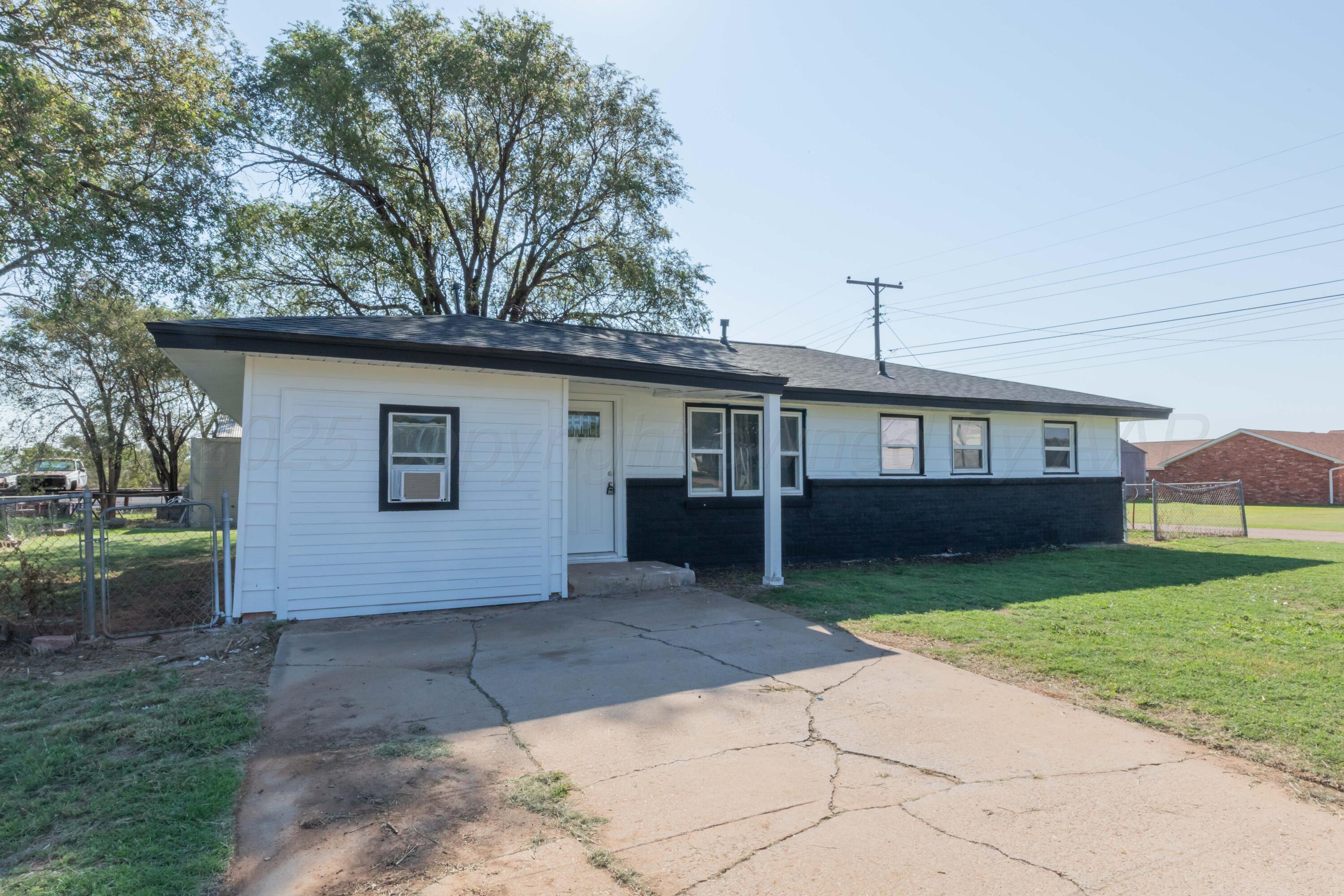 1100 North Missouri Street Shamrock, TX 79079 - Photo 2 of 39 a front view of a house with garden